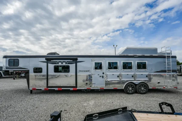45906-07 New 2026 BISON COACH RG8413BS Horse Trailer