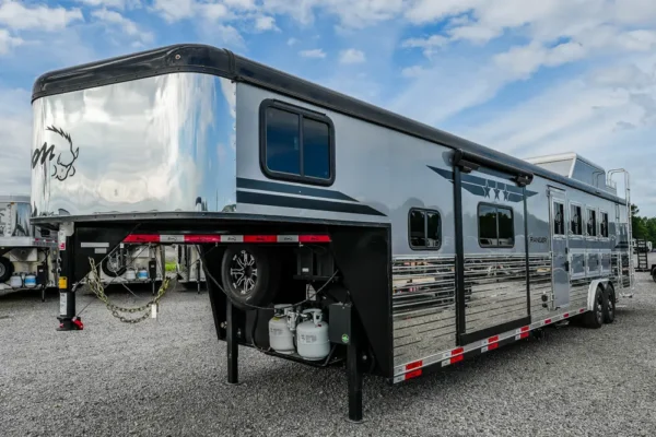 45906-08 New 2026 BISON COACH RG8413BS Horse Trailer