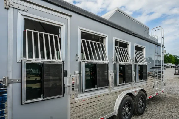 45906-12 New 2026 BISON COACH RG8413BS Horse Trailer