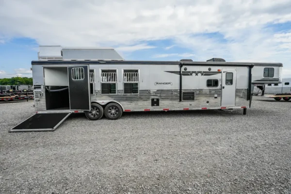 45906-17 New 2026 BISON COACH RG8413BS Horse Trailer